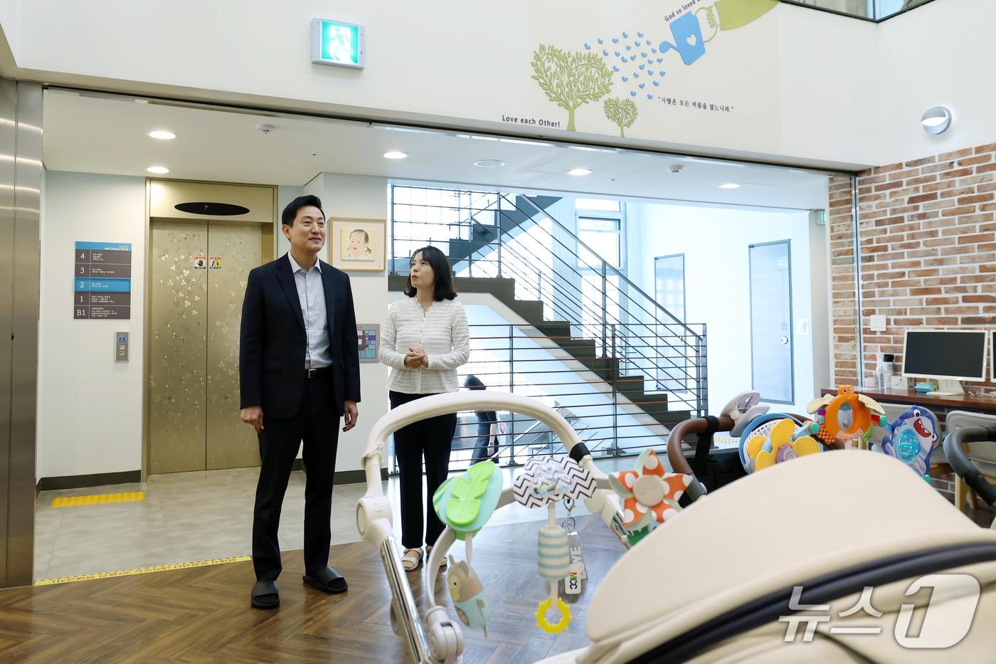 본문 이미지 - 오세훈 시장이 추석 연휴 첫날인 24일 오전 서대문구에 위치한 한부모 가족 복지시설 애란원을 방문해 시설을 둘러보고 있다.(서울시 제공)