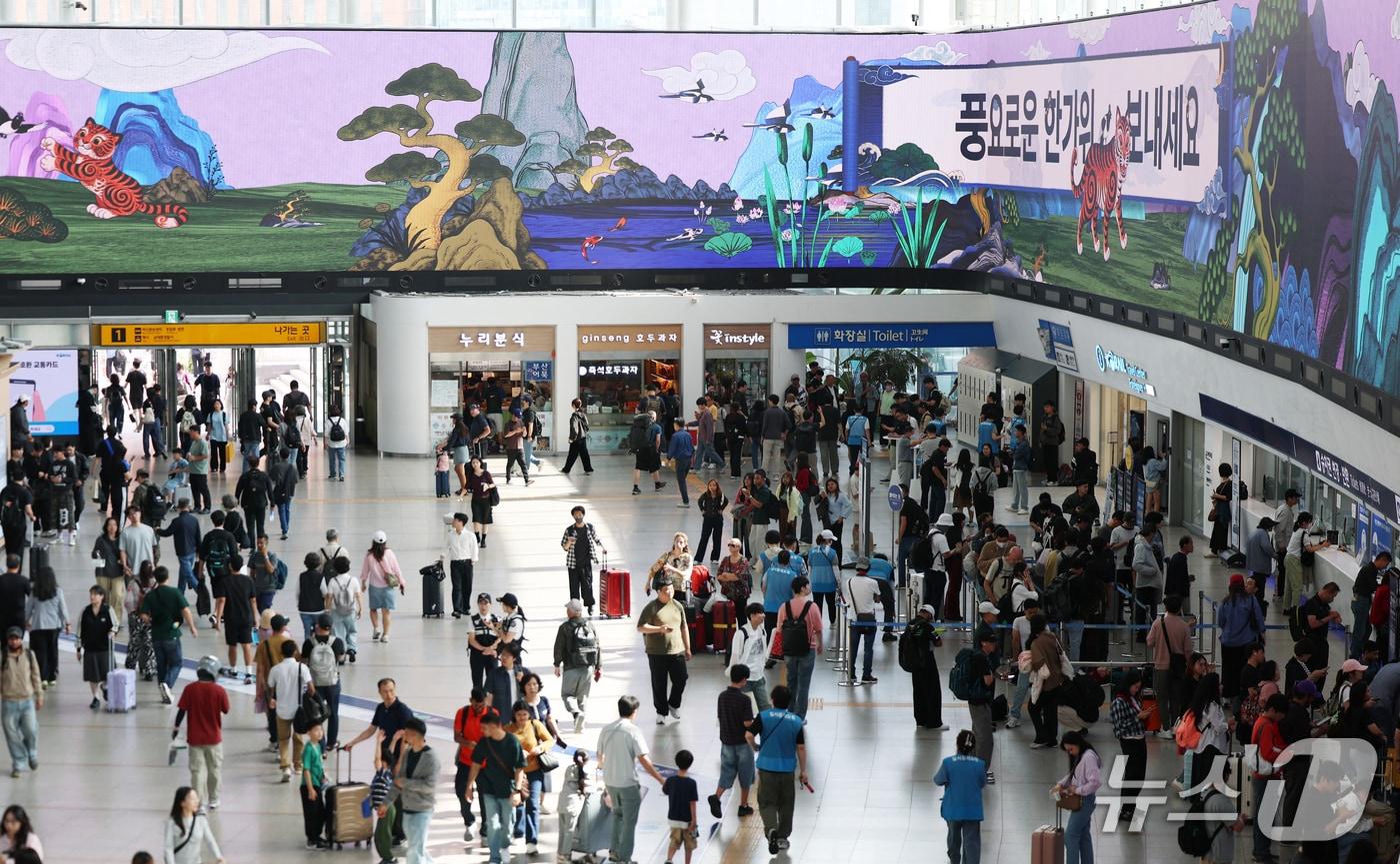 본문 이미지 - 추석 연휴 첫날인 24일 서울역 대합실이 귀성객들로 붐비고 있다 . 2026.9.24 ⓒ 뉴스1 오대일 기자