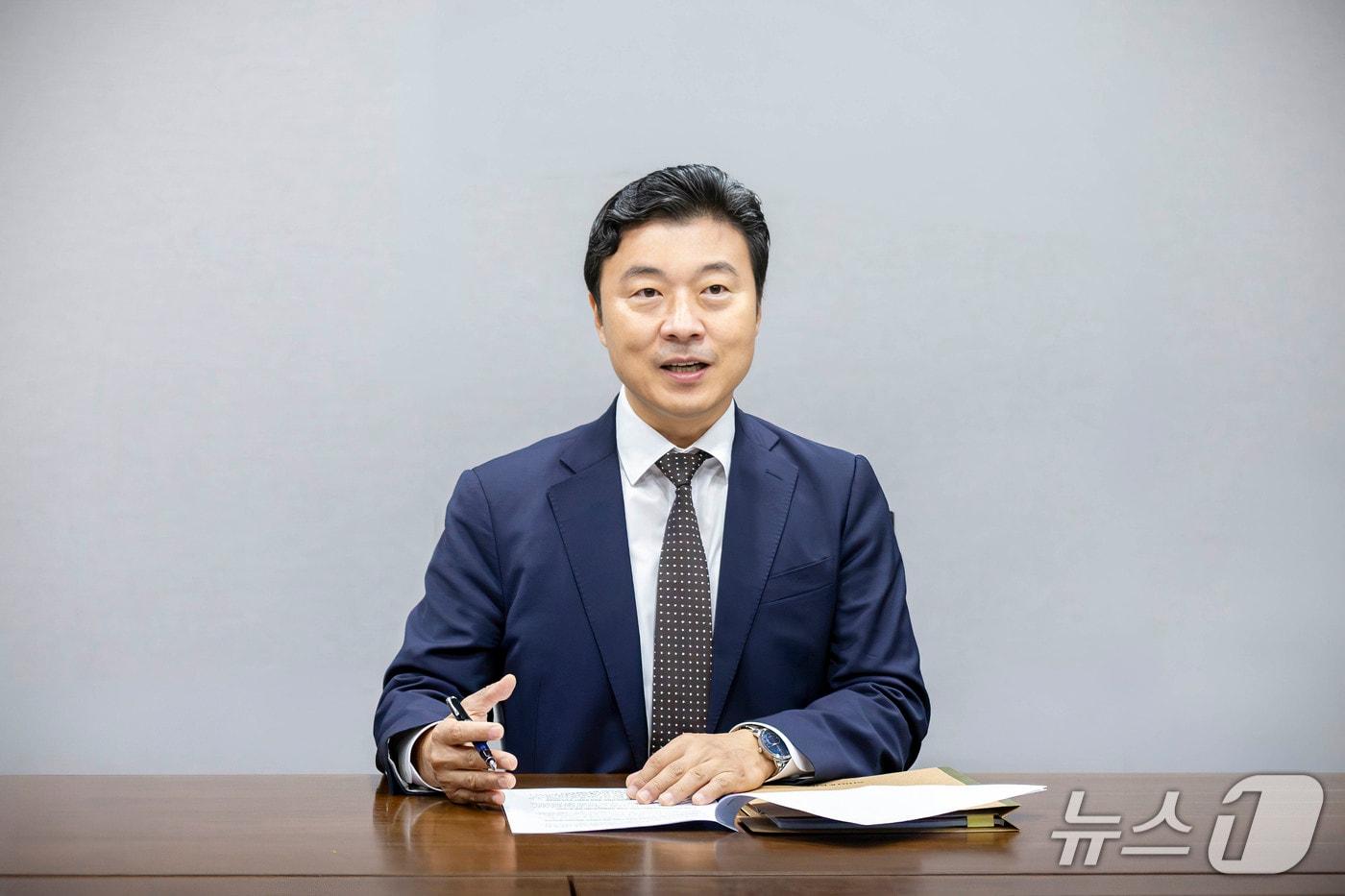 본문 이미지 - 김광재 법무법인 세종 변호사가 17일 서울 종로구에 위치한 법무법인 세종 사무실에서 인터뷰 질문에 답하고 있다.(법무법인 세종 제공)