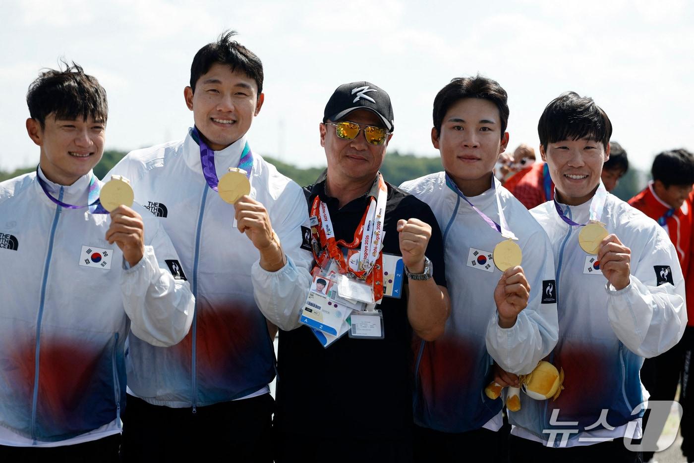 본문 이미지 - 한국 조광희, 김효빈, 장상원, 최민규가 24일 일본 아이치 미요시 호수 카누 코스에서 열린 2026 아이치·나고야 아시안게임 카누 남자 카약 4인승 500m에서 금메달을 따낸 후 기념촬영을 하고 있다. ⓒ 로이터=뉴스1