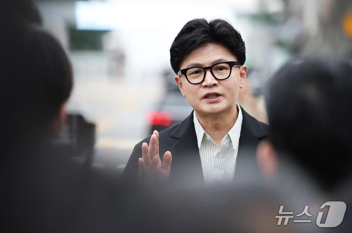 본문 이미지 - 한동훈 무소속 의원이 24일 오후 서울 용산구 국방부 앞에서 기자회견을 열고 'DMZ 지뢰 폭발' 현장 조사를 촉구하는 1인 시위를 하고 있다. 2026.9.24 ⓒ 뉴스1 오대일 기자