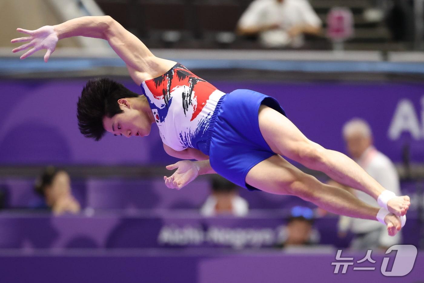 본문 이미지 - 대한민국 류성현이 24일 일본 나고야시 종합체육관에서 열린 2026 아이치·나고야 아시안게임 기계체조 마루 남자 개인전 결선에서 연기를 펼치고 있다. 2026.9.24 ⓒ 뉴스1 김도우 기자
