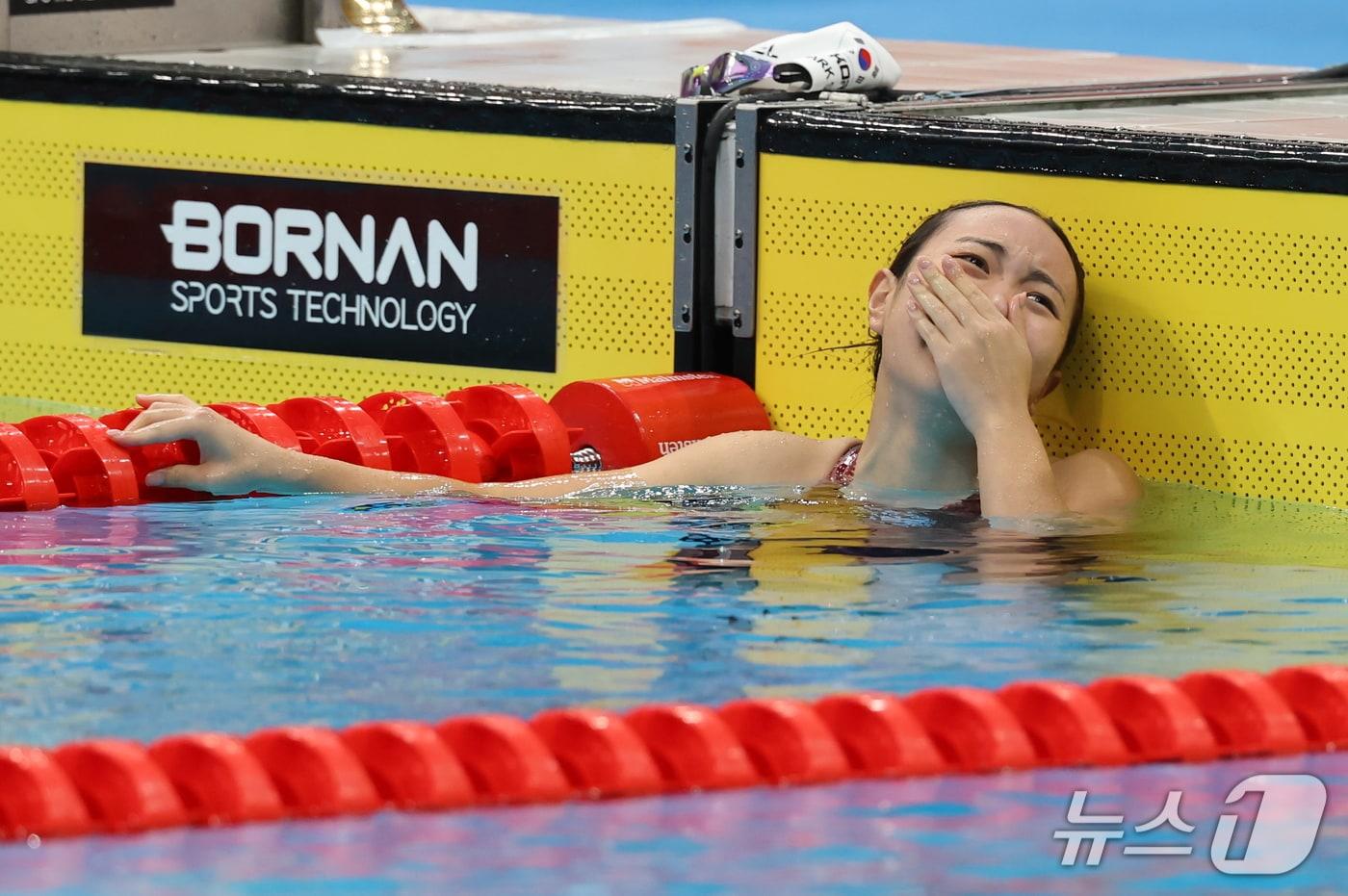 본문 이미지 - 대한민국 박시은이 24일 도쿄 아쿠아틱스 센터에서 열린 2026 아이치·나고야 아시안게임 수영 여자 200m 평영 결승에서 은메달을 확보한 후 아쉬워하고 있다. 2026.9.24 ⓒ 뉴스1 김민지 기자