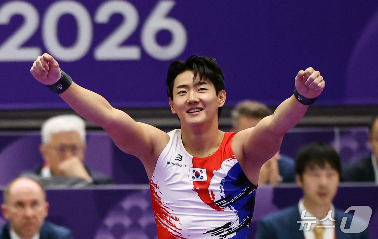 본문 이미지 - 대한민국 김재호가 24일 일본 나고야시 종합체육관에서 열린 2026 아이치·나고야 아시안게임 기계체조 마루 남자 개인전 결선에서 연기를 마치고 미소짓고 있다. 2026.9.24 ⓒ 뉴스1 김도우 기자