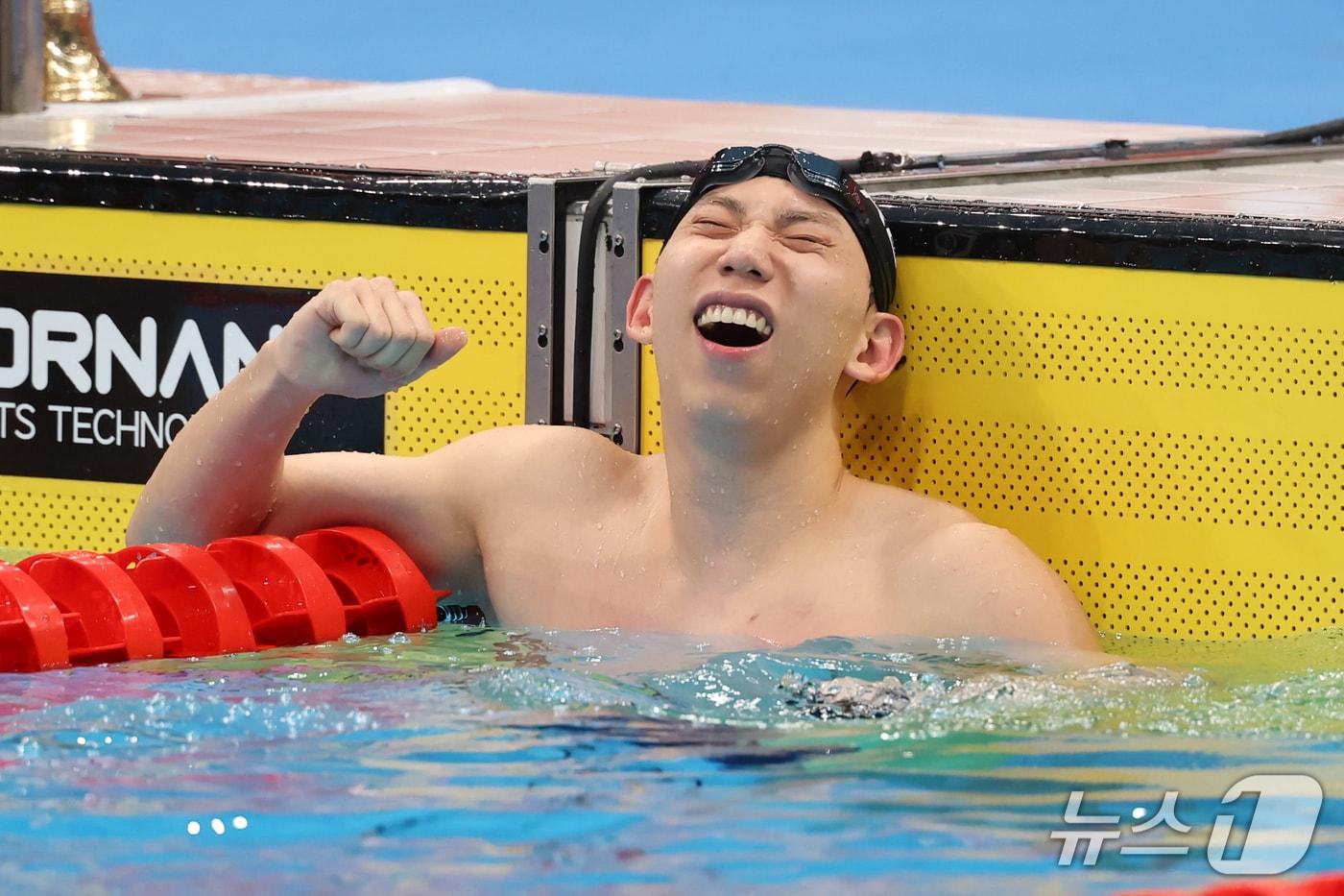 본문 이미지 - 24일 도쿄 아쿠아틱스 센터에서 열린 2026 아이치·나고야 아시안게임 수영 남자 200m 평영 결승에서 조성재가 동메달을 확보한 후 환호하고 있다. 2026.9.24 ⓒ 뉴스1 김민지 기자
