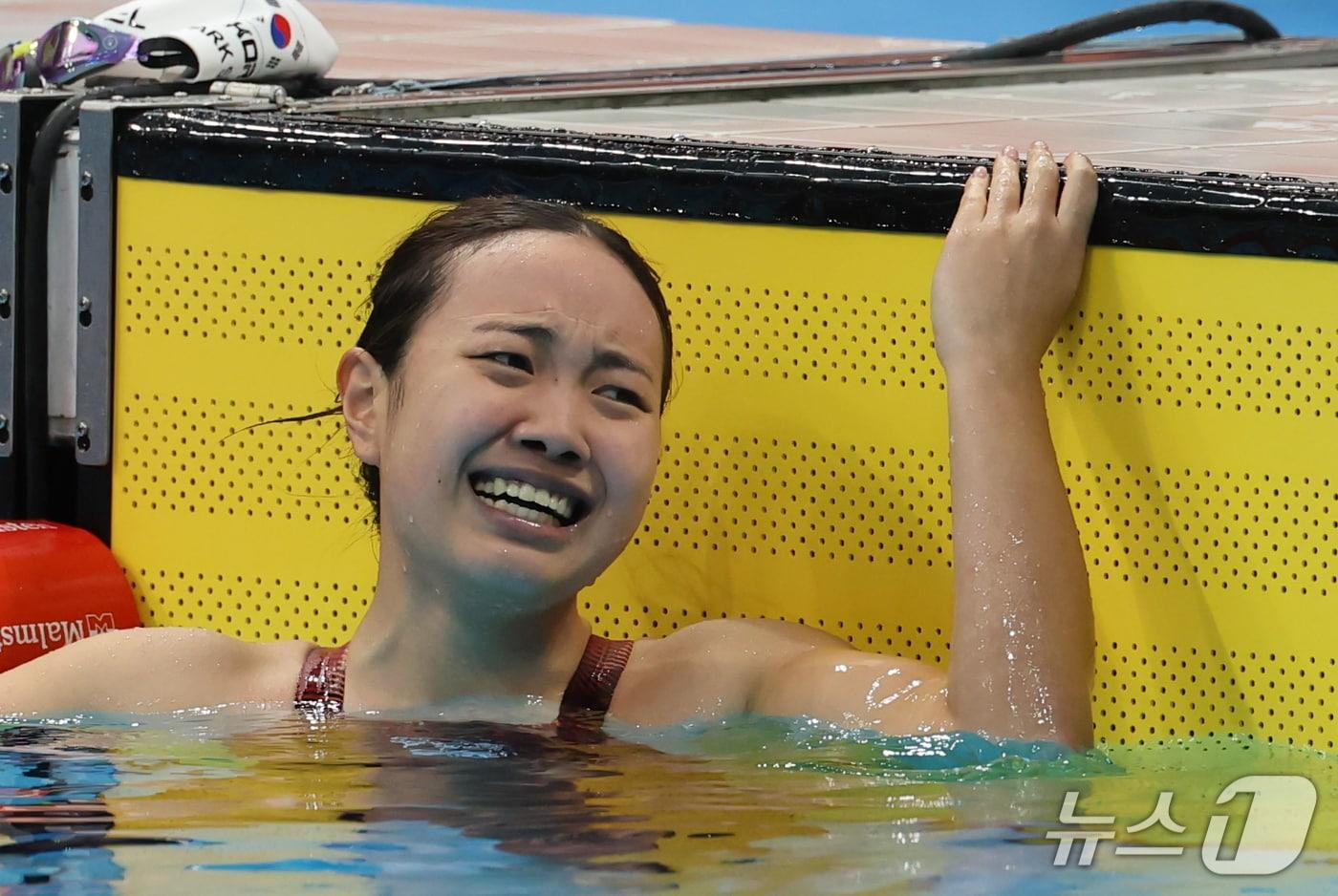 본문 이미지 - 대한민국 박시은이 24일 도쿄 아쿠아틱스 센터에서 열린 2026 아이치·나고야 아시안게임 수영 여자 200m 평영 결승에서 은메달을 획득한 후 눈물을 흘리고 있다. 2026.9.24 ⓒ 뉴스1 김민지 기자