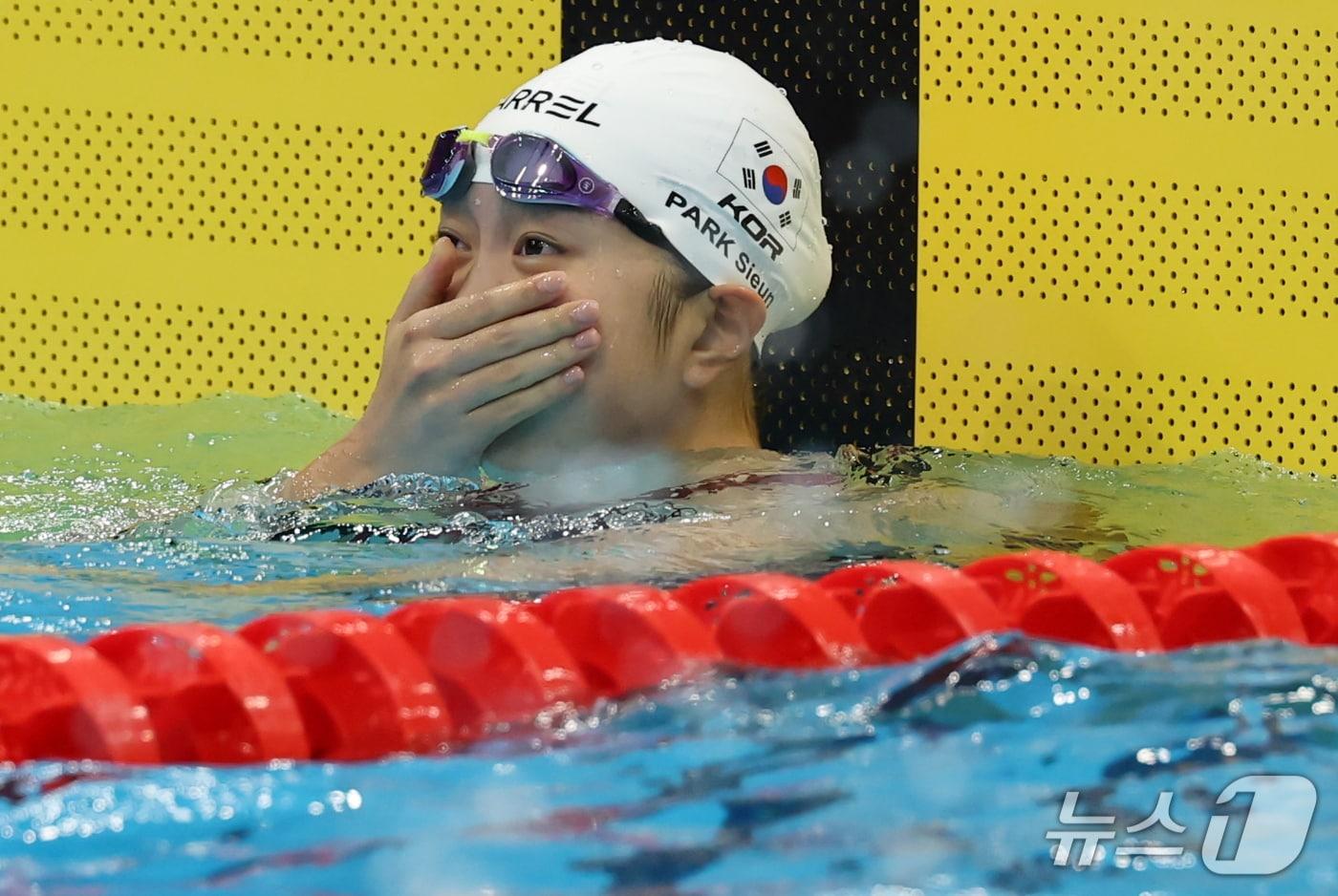 본문 이미지 - 대한민국 박시은이 24일 도쿄 아쿠아틱스 센터에서 열린 2026 아이치·나고야 아시안게임 수영 여자 200m 평영 결승에서 은메달을 확보한 후 기록을 확인하고 있다. 2026.9.24 ⓒ 뉴스1 김민지 기자