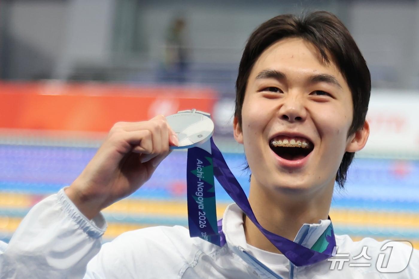 본문 이미지 - 24일 도쿄 아쿠아틱스 센터에서 열린 2026 아이치·나고야 아시안게임 수영 남자 800m 시상식에서 은메달을 획득한 김준우가 메달을 들어보이고 있다. 2026.9.24 ⓒ 뉴스1 김민지 기자