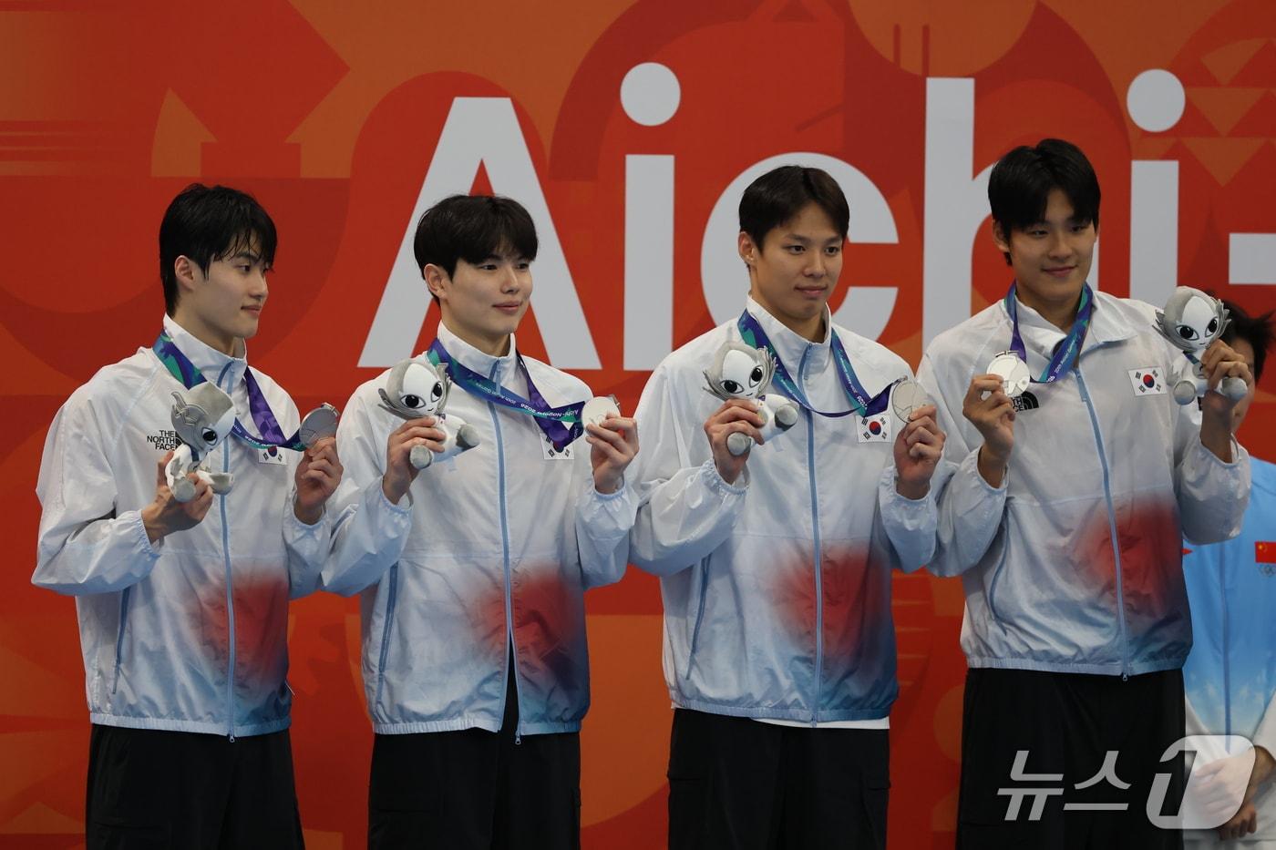 본문 이미지 - 24일 도쿄 아쿠아틱스 센터에서 열린 2026 아이치·나고야 아시안게임 수영 남자 400m 계영 결승에서 은메달을 획득한 양재훈, 김지훈, 김영범, 황선우가 메달을 들어보이고 있다. 2026.9.24 ⓒ 뉴스1 김민지 기자