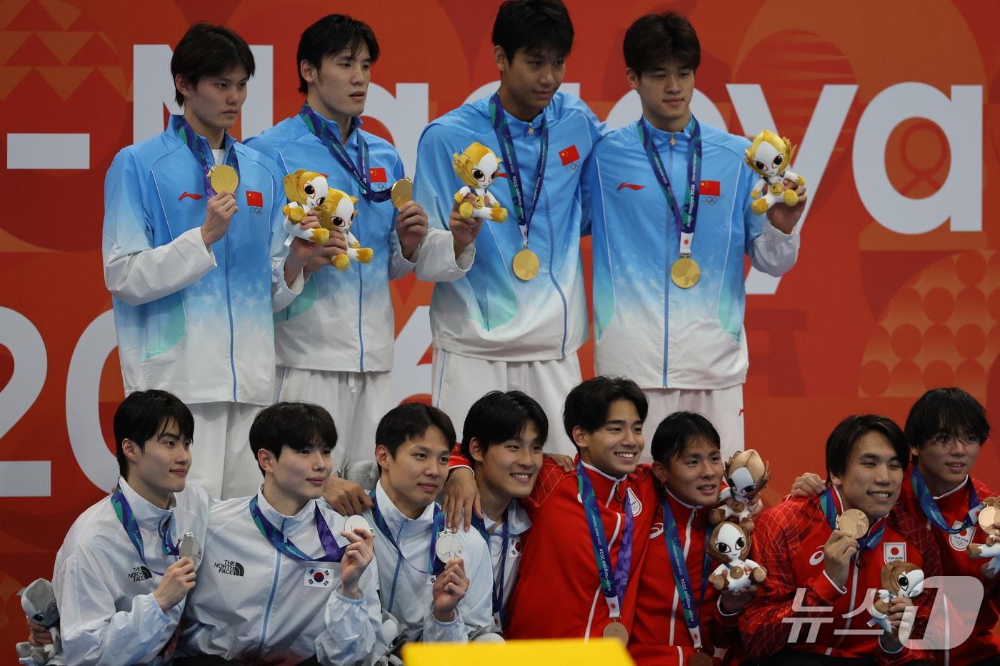 본문 이미지 - 24일 도쿄 아쿠아틱스 센터에서 열린 2026 아이치·나고야 아시안게임 수영 남자 400m 계영 시상식에서 은메달을 획득한 양재훈, 김지훈, 김영범, 황선우가 메달을 들어보이고 있다. 2026.9.24 ⓒ 뉴스1 김민지 기자