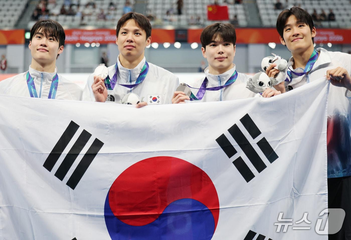 본문 이미지 - 24일 도쿄 아쿠아틱스 센터에서 열린 2026 아이치·나고야 아시안게임 남자 400m 계영 결승에서 은메달을 획득한 황선우(왼쪽부터), 양재훈, 김지훈, 김영범이 기념촬영을 하고 있다. 2026.9.24 ⓒ 뉴스1 김민지 기자