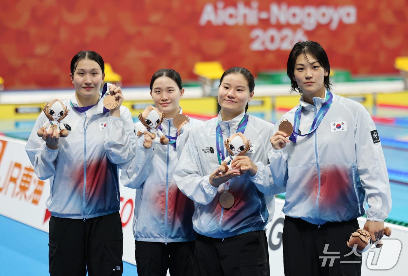 본문 이미지 - 24일 도쿄 아쿠아틱스 센터에서 열린 2026 아이치·나고야 아시안게임 수영 여자 800m 계영 시상식에서 허연경, 조현주, 한다경, 이송은이 동메달을 획득한 후 메달을 들어보이고 있다. 2026.9.24 ⓒ 뉴스1 김민지 기자