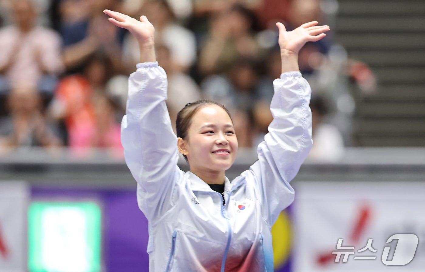 본문 이미지 - 대한민국 여서정이 24일 일본 나고야시 종합체육관에서 열린 2026 아이치·나고야 아시안게임 기계체조 여자 개인 도마 결선 시상식에서 손을 흔들며 포디움에 오르고 있다. 2026.9.24 ⓒ 뉴스1 김도우 기자