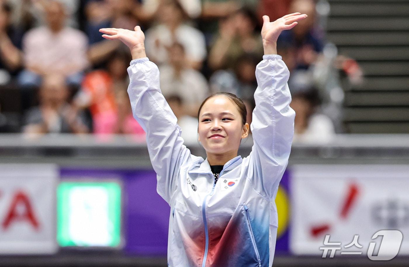 본문 이미지 - 대한민국 여서정이 24일 일본 나고야시 종합체육관에서 열린 2026 아이치·나고야 아시안게임 기계체조 여자 개인 도마 결선 시상식에서 손을 흔들며 포디움에 오르고 있다. 2026.9.24 ⓒ 뉴스1 김도우 기자