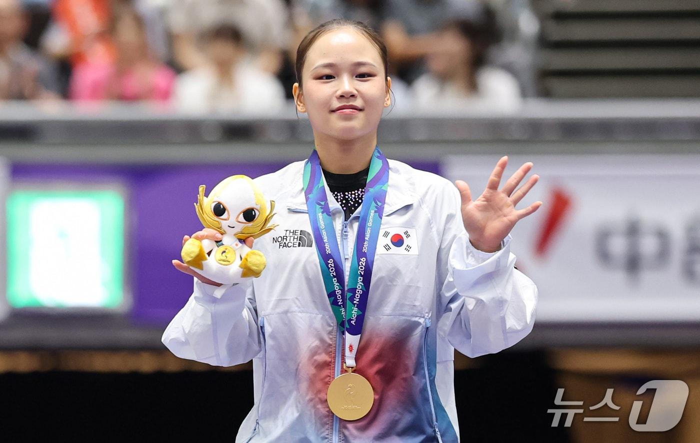 본문 이미지 - 대한민국 여서정이 24일 일본 나고야시 종합체육관에서 열린 2026 아이치·나고야 아시안게임 기계체조 여자 개인 도마 결선 시상식에서 금메달을 목에 걸고 손을 흔들고 있다. 2026.9.24 ⓒ 뉴스1 김도우 기자