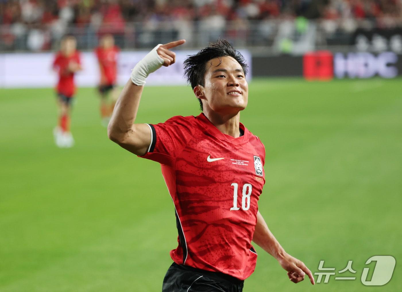 본문 이미지 - 24일 경기 수원시 팔달구 수원월드컵경기장에서 열린 축구 국가대표 평가전 대한민국과 에콰도르의 경기, 오현규가 후반 9분 선제골을 넣은 뒤 기뻐하고 있다. 2026.9.24 ⓒ 뉴스1 김영운 기자