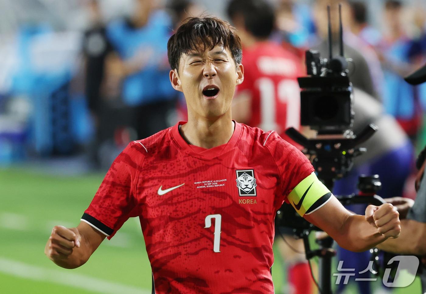 본문 이미지 - 24일 경기 수원시 팔달구 수원월드컵경기장에서 열린 축구 국가대표 평가전 대한민국과 에콰도르의 경기, 손흥민이 득점을 한 뒤 세리머니를 하고 있다. 2026.9.24 ⓒ 뉴스1 김영운 기자