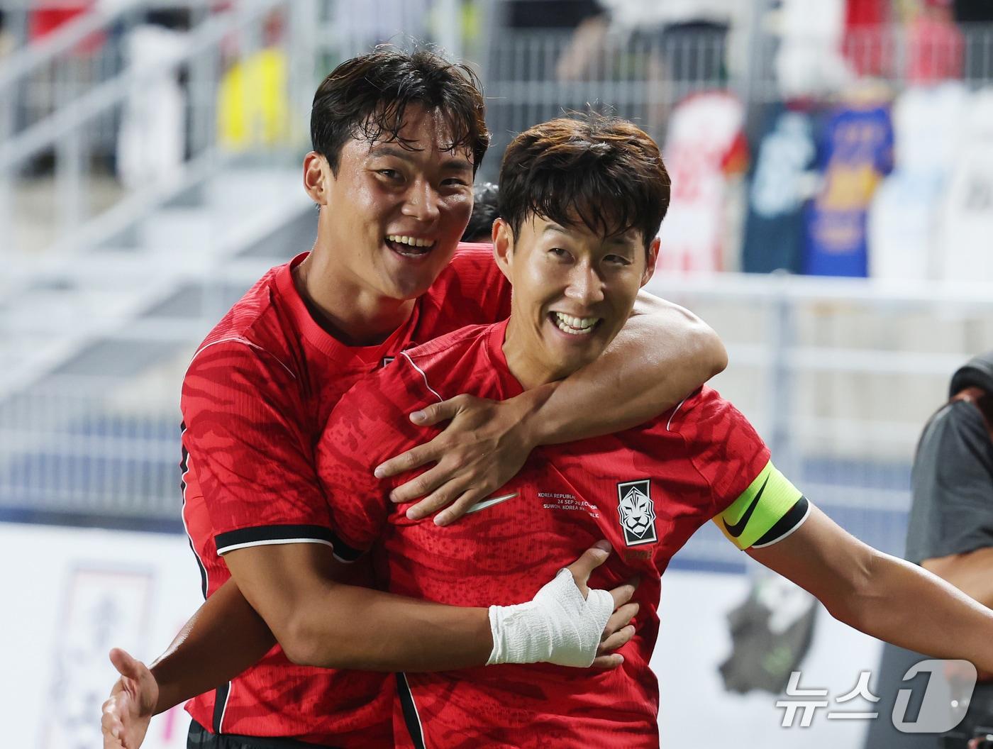본문 이미지 - 24일 경기 수원시 팔달구 수원월드컵경기장에서 열린 축구 국가대표 평가전 대한민국과 에콰도르의 경기, 손흥민이 득점을 한 뒤 오현규와 함께 기뻐하고 있다. 2026.9.24 ⓒ 뉴스1 김영운 기자