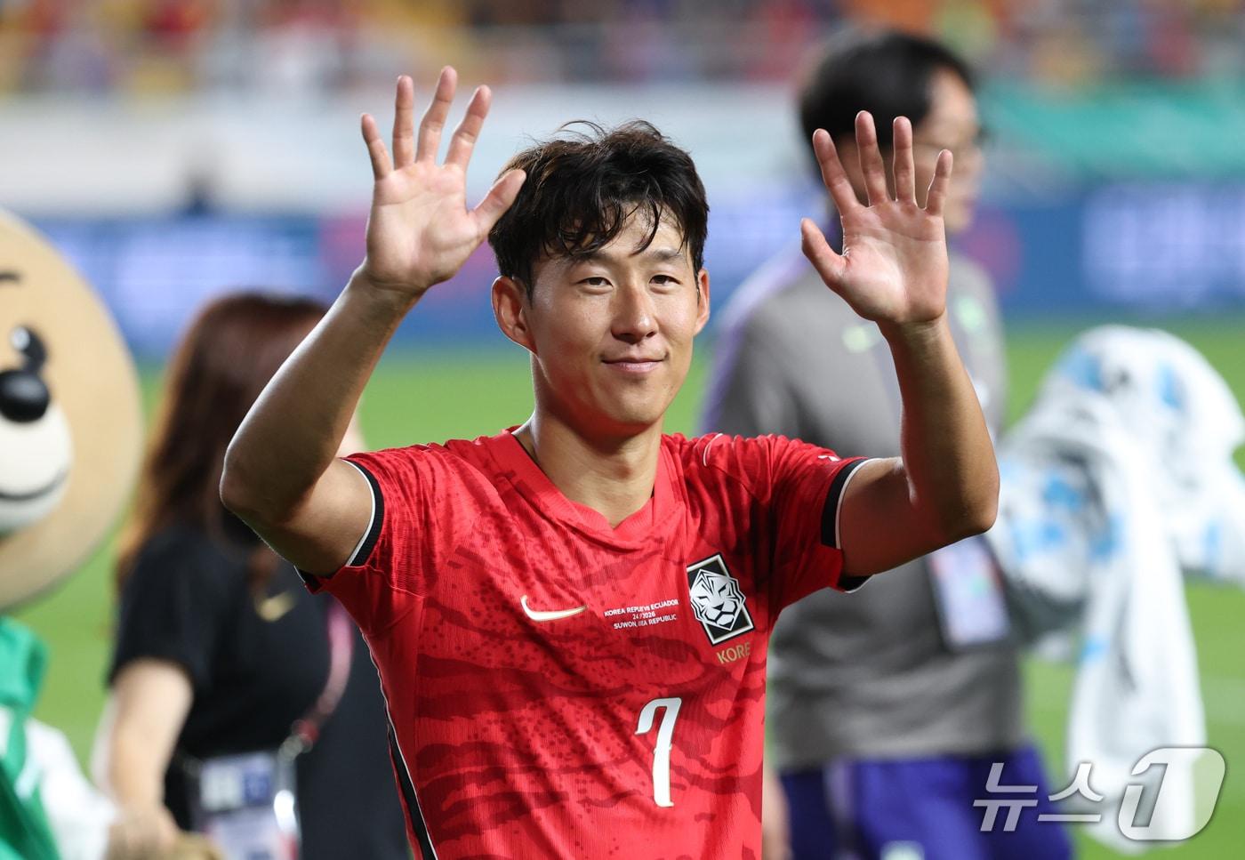 본문 이미지 - 24일 경기 수원시 팔달구 수원월드컵경기장에서 열린 축구 국가대표 평가전 대한민국과 에콰도르의 경기, 축구대표팀이 3대0으로 승리했다. 손흥민이 관중에게 인사를 하고 있다. 2026.9.24 ⓒ 뉴스1 김영운 기자