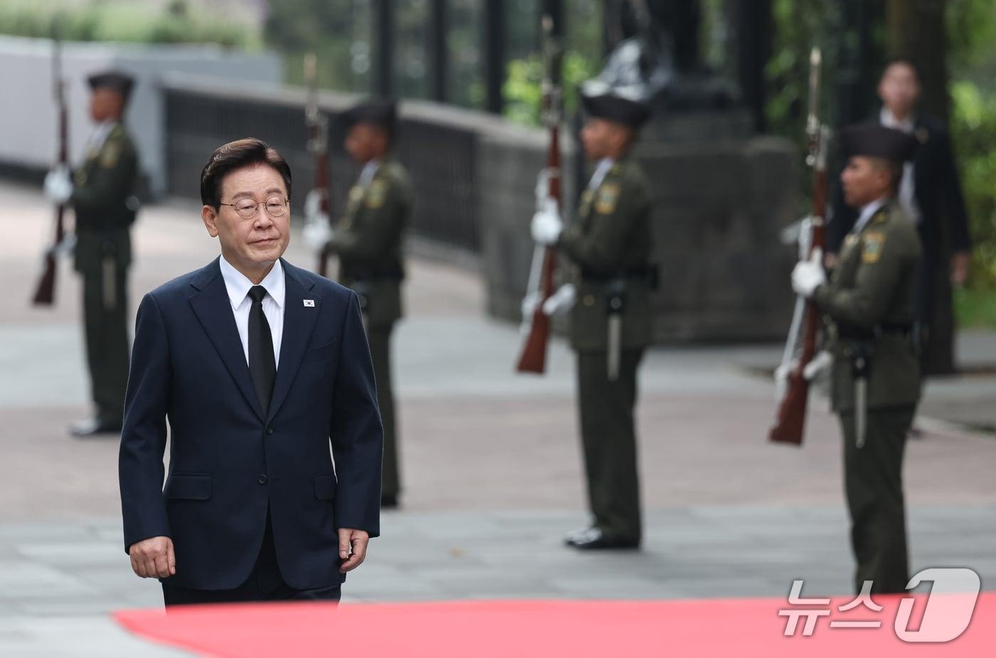 본문 이미지 - 이재명 대통령이 24일(현지시간) 멕시코 차폴테펙 공원에서 애국영웅탑에 헌화하기 위해 이동하고 있다. 2026.9.25 ⓒ 뉴스1 허경 기자