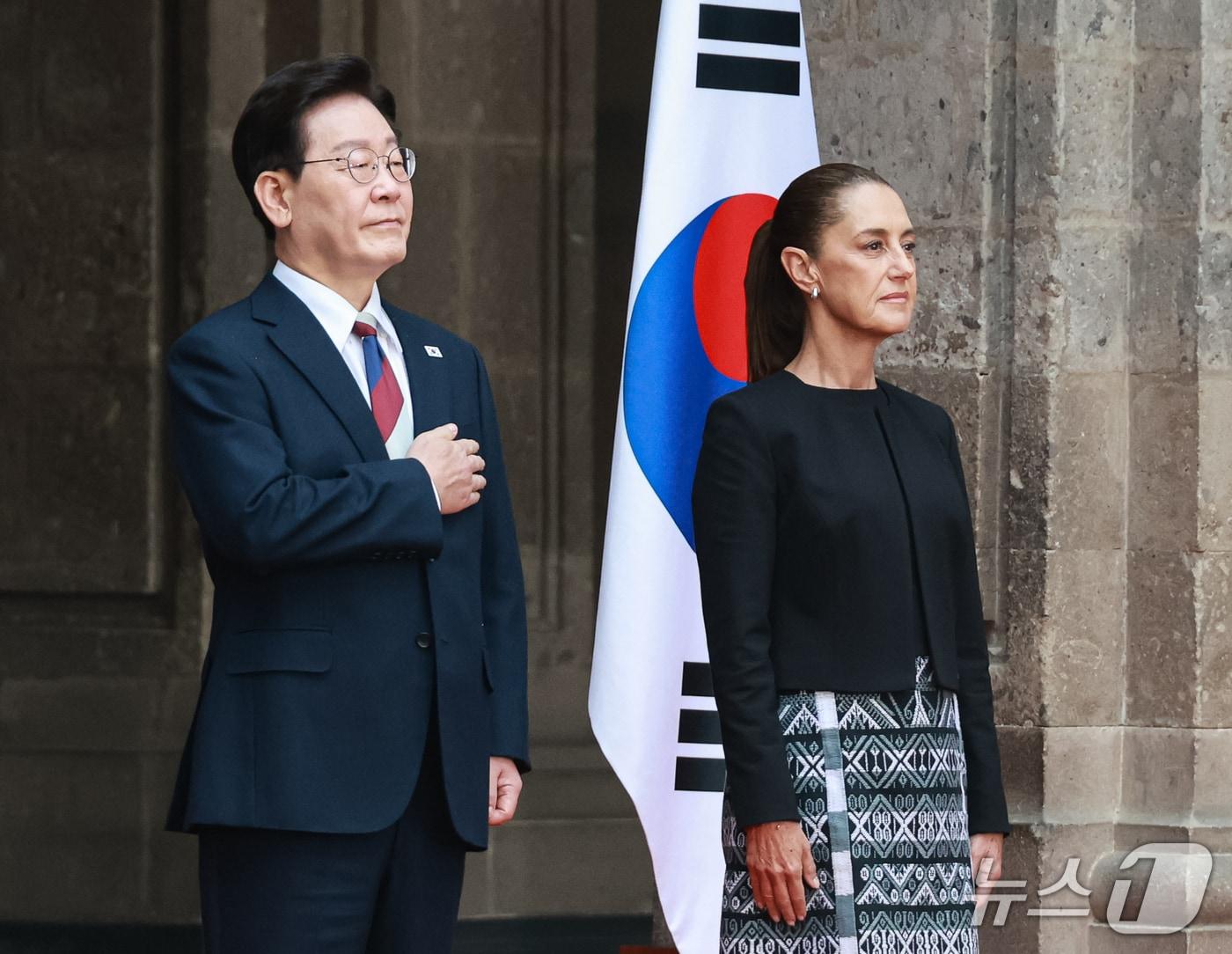 본문 이미지 - 이재명 대통령이 24일(현지시간) 멕시코 대통령궁 영빈광장에서 열린 공식 환영식에서 국민의례를 하고 있다. 2026.9.25 ⓒ 뉴스1 허경 기자