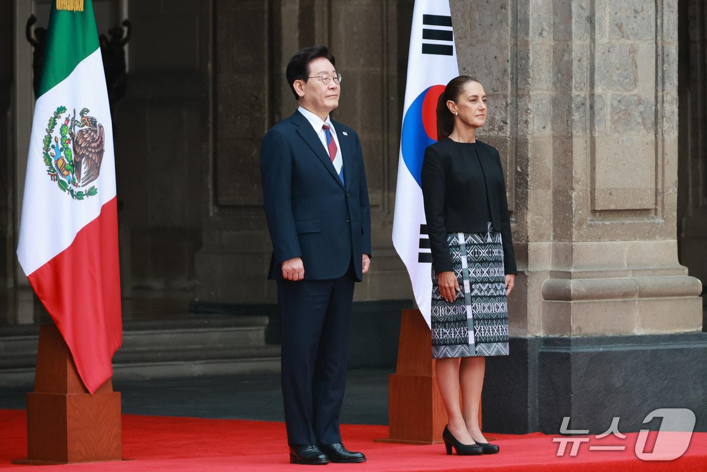 본문 이미지 - 이재명 대통령과 클라우디아 셰인바움 멕시코 대통령이 24일(현지시간) 멕시코시티 대통령궁 영빈광장에서 열린 공식 환영식에서 기념촬영을 하고 있다. 2026.9.25 ⓒ 뉴스1 허경 기자