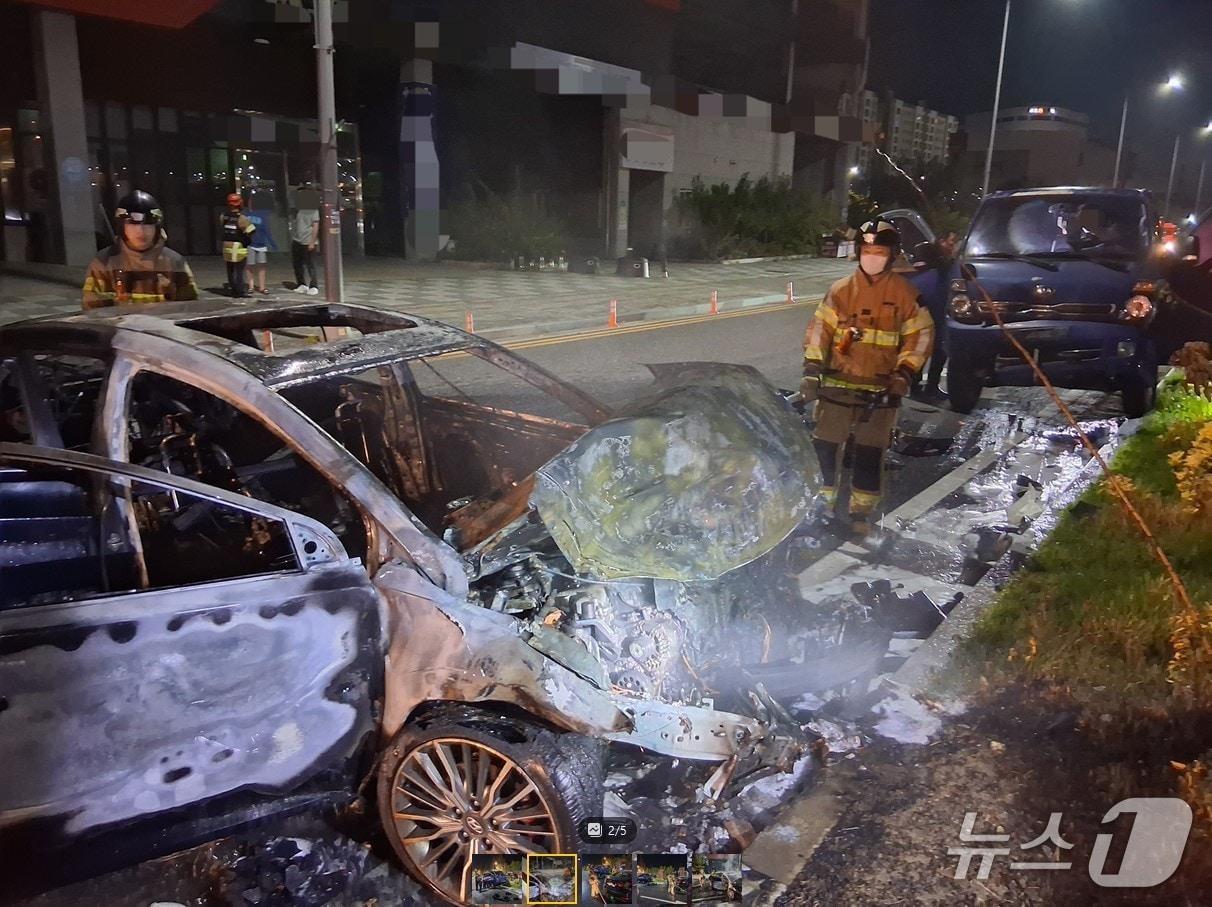 본문 이미지 - 25일 오전 4시 23분쯤 경북 예천군 호명읍 산합리 수변도로에서 60대 남성이 승용차로 주차된 1톤 화물차를 들이받고 불이나 진화대원들이 불을 끄고 있다.(경북소방본부 제공. 재판매 및 DB 금지)2026.9.25/뉴스1