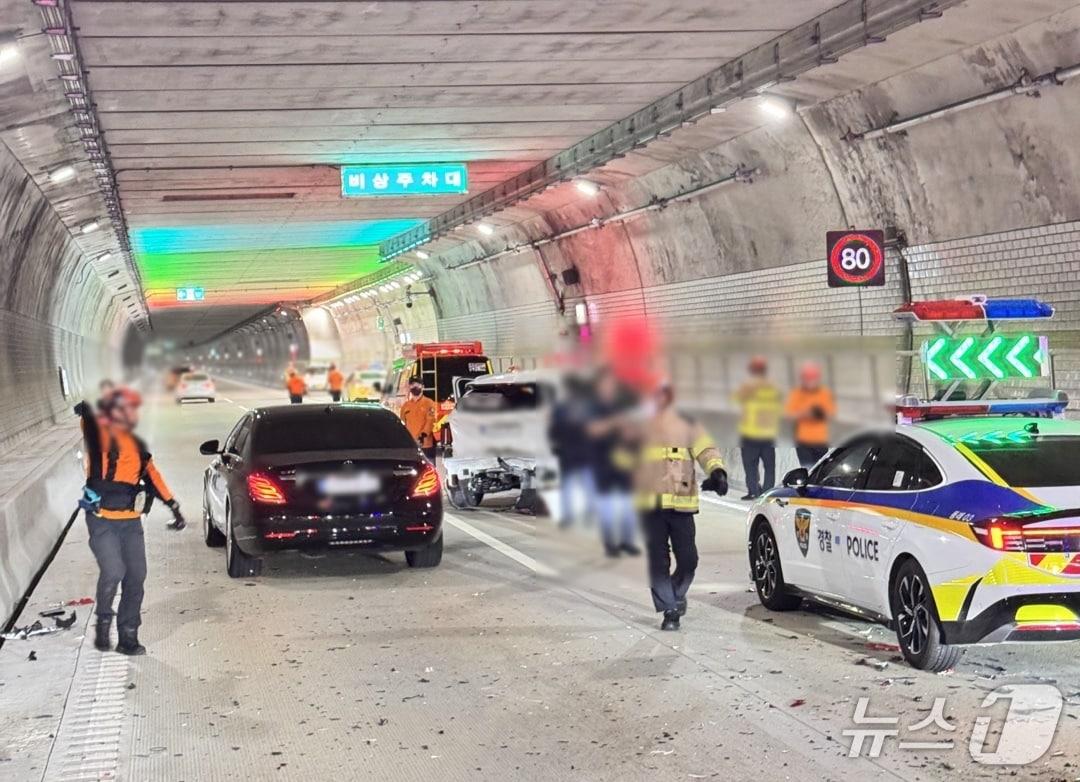 본문 이미지 - 24일 오후 11시 16분쯤 부산 만덕센텀고속화도로(대심도) 만덕방향 8.2㎞ 부근에서 차량 3대가 잇따라 부딪혔다. 사진은 사고 현장 모습(부산 동래경찰서 제공. 재판매 및 DB금지)