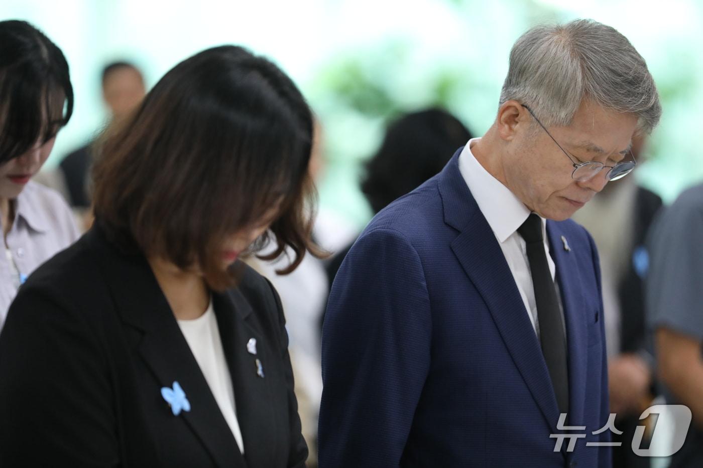 본문 이미지 - 민형배 전남광주통합특별시장이 25일 무안국제공항에서 열린 제주항공 여객기 참사 희생자 합동 차례에서 묵념하고 있다. 2026.9.25 ⓒ 뉴스1 안재영 기자