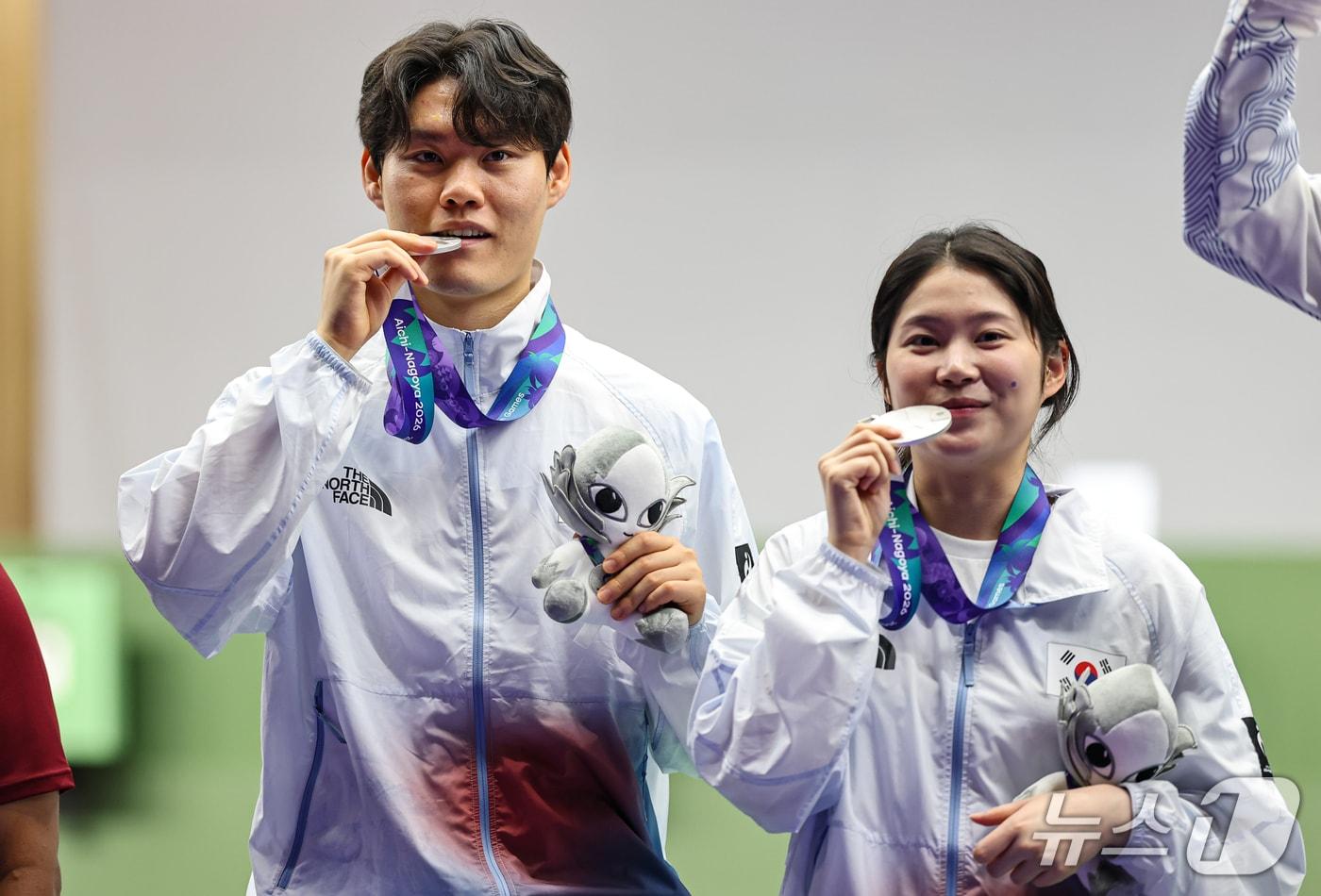 본문 이미지 - 대한민국 홍수현과 추가은이 25일 일본 도요타시 아이치현 종합사격장에서 열린 2026 아이치·나고야 아시안게임 사격 혼성 단체 10m 공기권총 결선 시상식에서 은메달을 들고 기념촬영을 하고 있다. 2026.9.25 ⓒ 뉴스1 김도우 기자