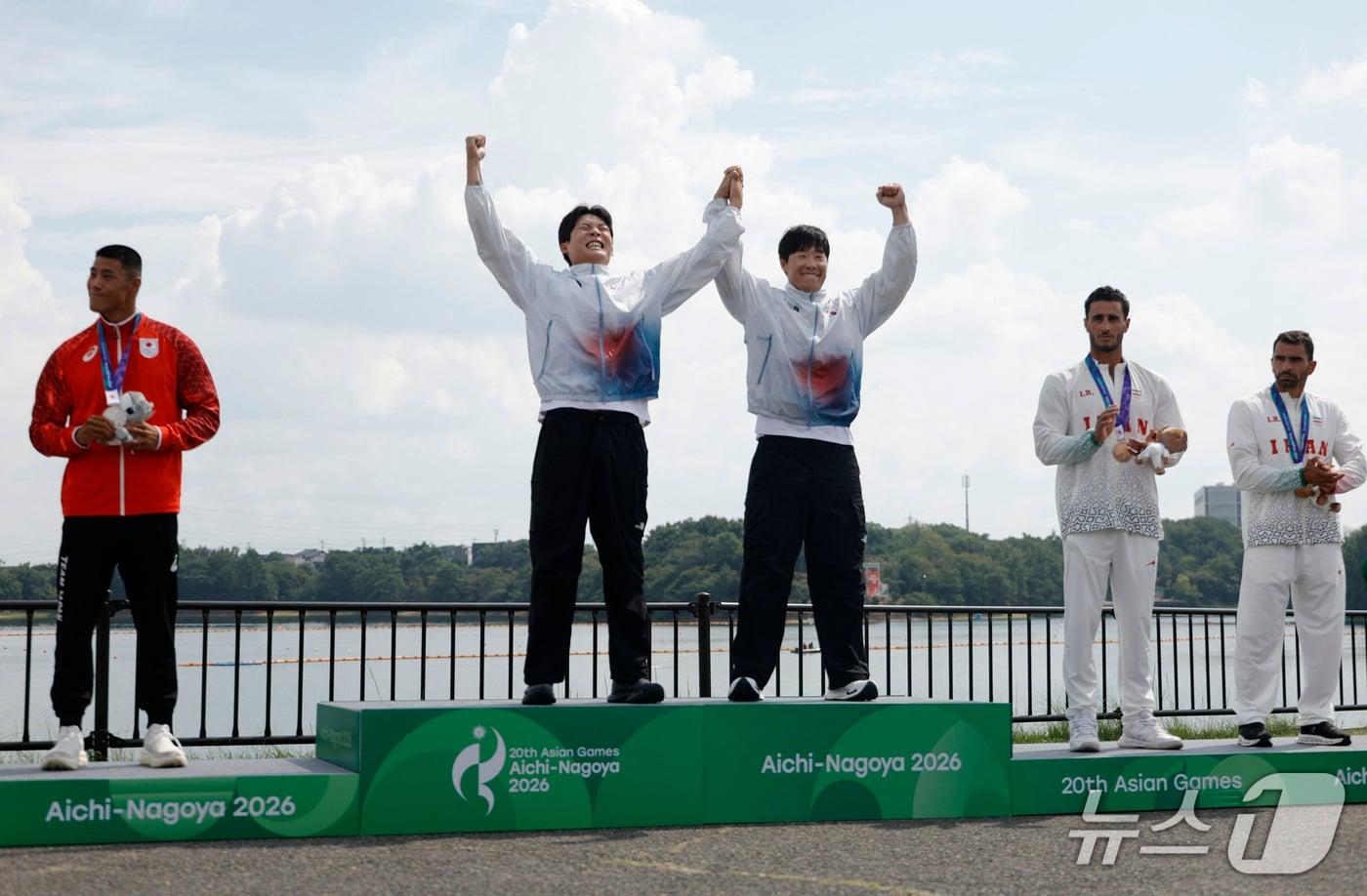 본문 이미지 - 카누 스프린트 남자 카약 2인승 500m에서 금메달을 획득한 조광희와 김효빈이 시상대에 올라 환호하고 있다. ⓒ 로이터=뉴스1