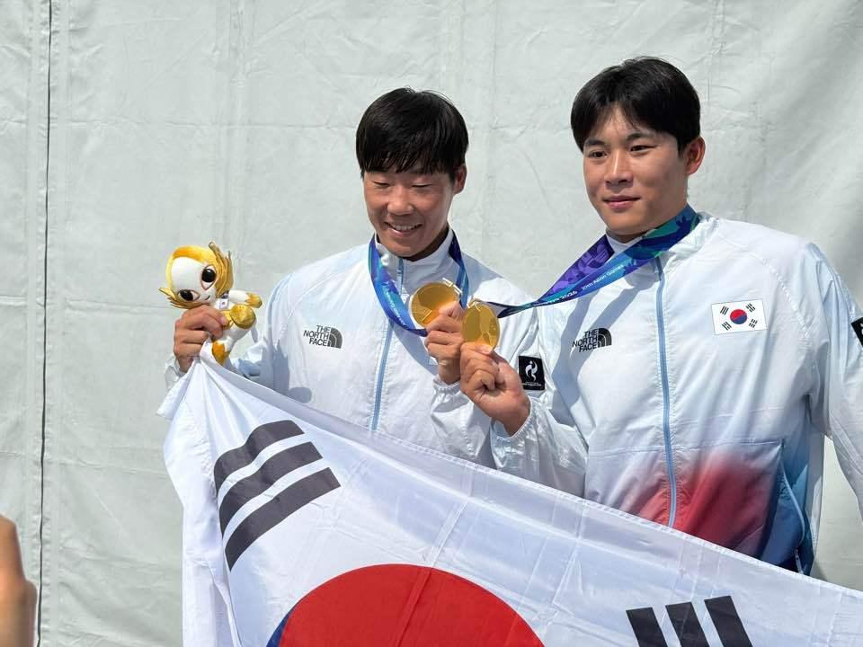본문 이미지 - 아시안게임 2관왕에 오른 김효빈(오른쪽). (대한카누연맹 제공. 재판매 및 DB 금지)