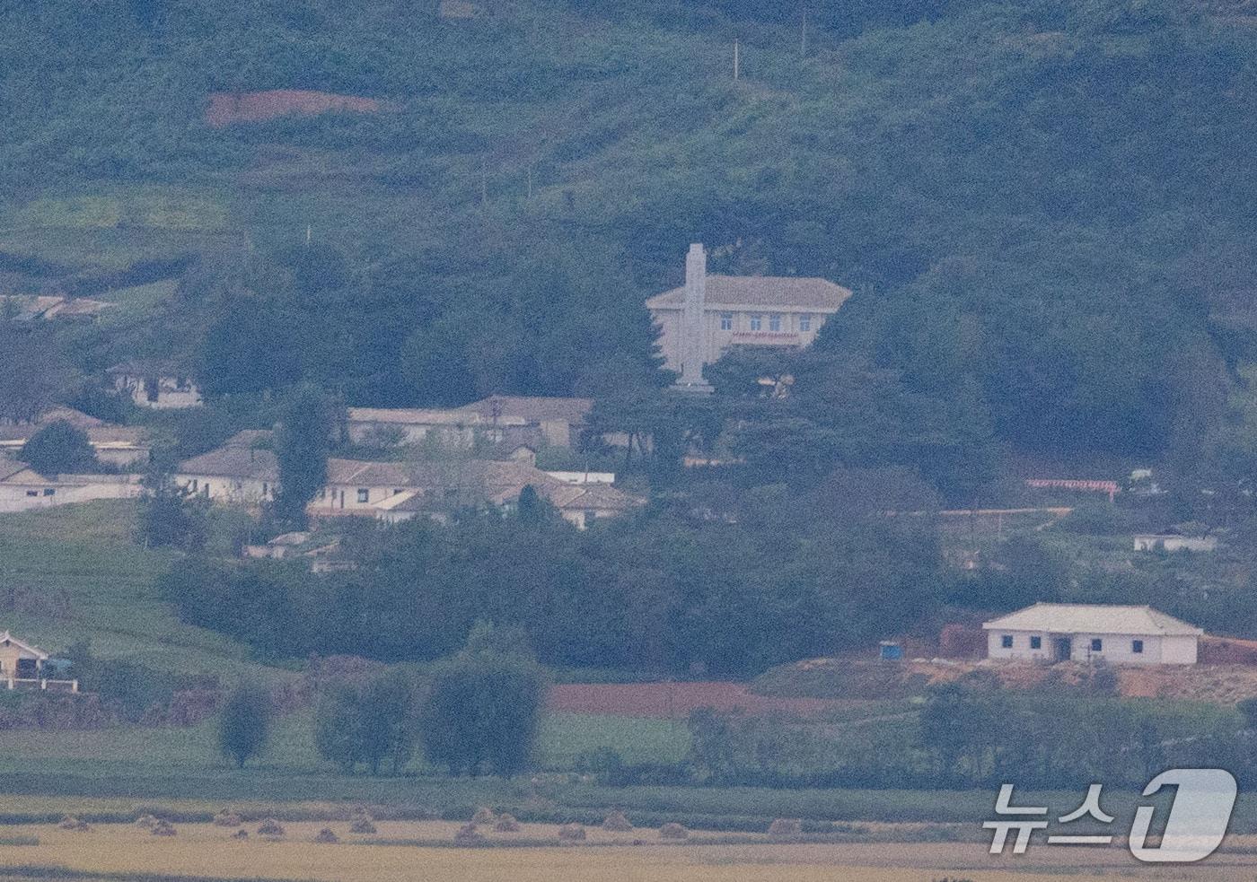 본문 이미지 - 우크라이나군에 생포된 북한군 포로 2명의 한국 송환 사실 공개를 두고 여야 간 공방이 오가고 있는 지난 25일 경기 파주시 오두산통일전망대에서 북한 황해북도 개풍군 접경지역의 김일성사적관이 보이고 있다. 2026.9.25 ⓒ 뉴스1 이종수 기자