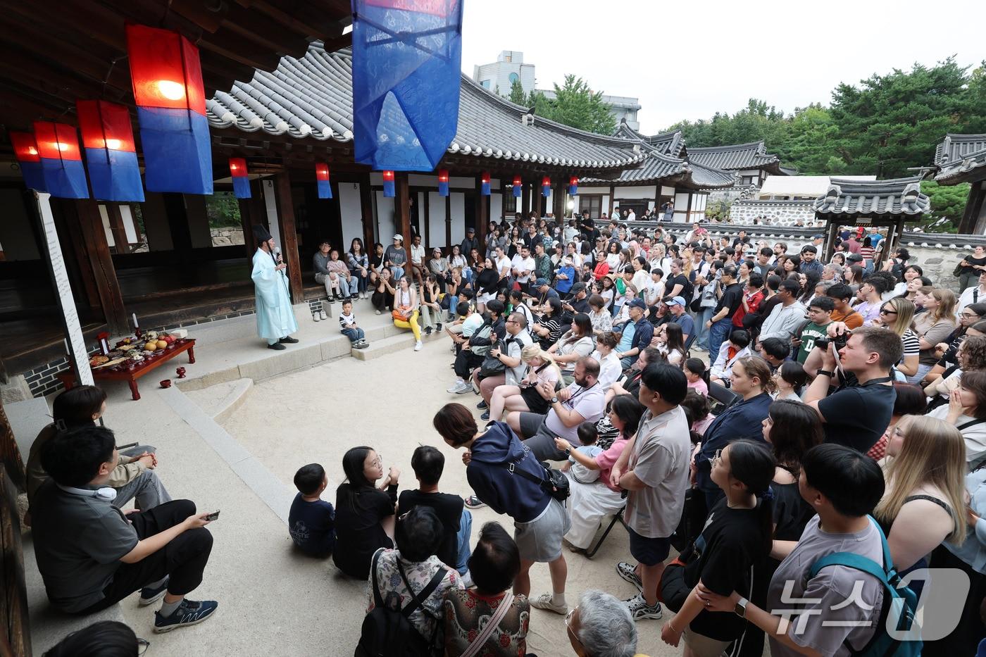 본문 이미지 - 추석인 25일 서울 중구 남산골한옥마을에서 열린 '2026 남산골 추석축제 남산달빛마당'에서 전통 차례상을 소개하고 있다. 마당을 주제로 열리는 남산골한옥마을의 이번 추석 행사는 27일까지 계속된다. 2026.9.25 ⓒ 뉴스1 박세연 기자