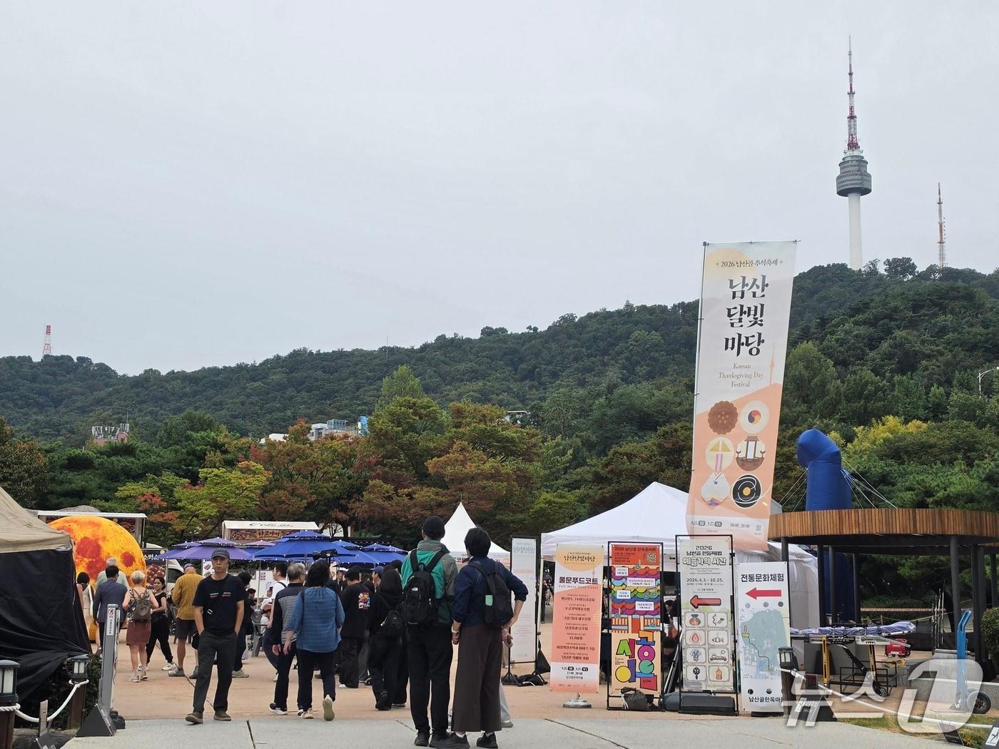 본문 이미지 - 추석 당일인 25일 오전 서울 중구 남산골한옥마을이 붐비는 모습. 2026.09.25. ⓒ 뉴스1 권준언 기자