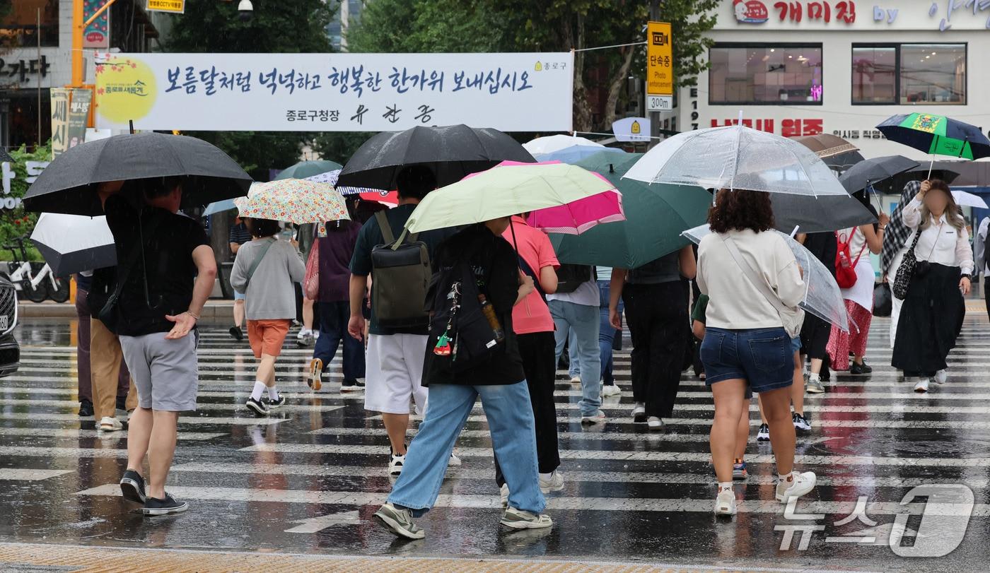본문 이미지 - 비가 내리고 있는 25일 오후 서울 종로구 인사동 입구 횡단보도에서 우산을 쓴 시민들이 발걸음을 옮기고 있다. 2026.9.25 ⓒ 뉴스1 박세연 기자