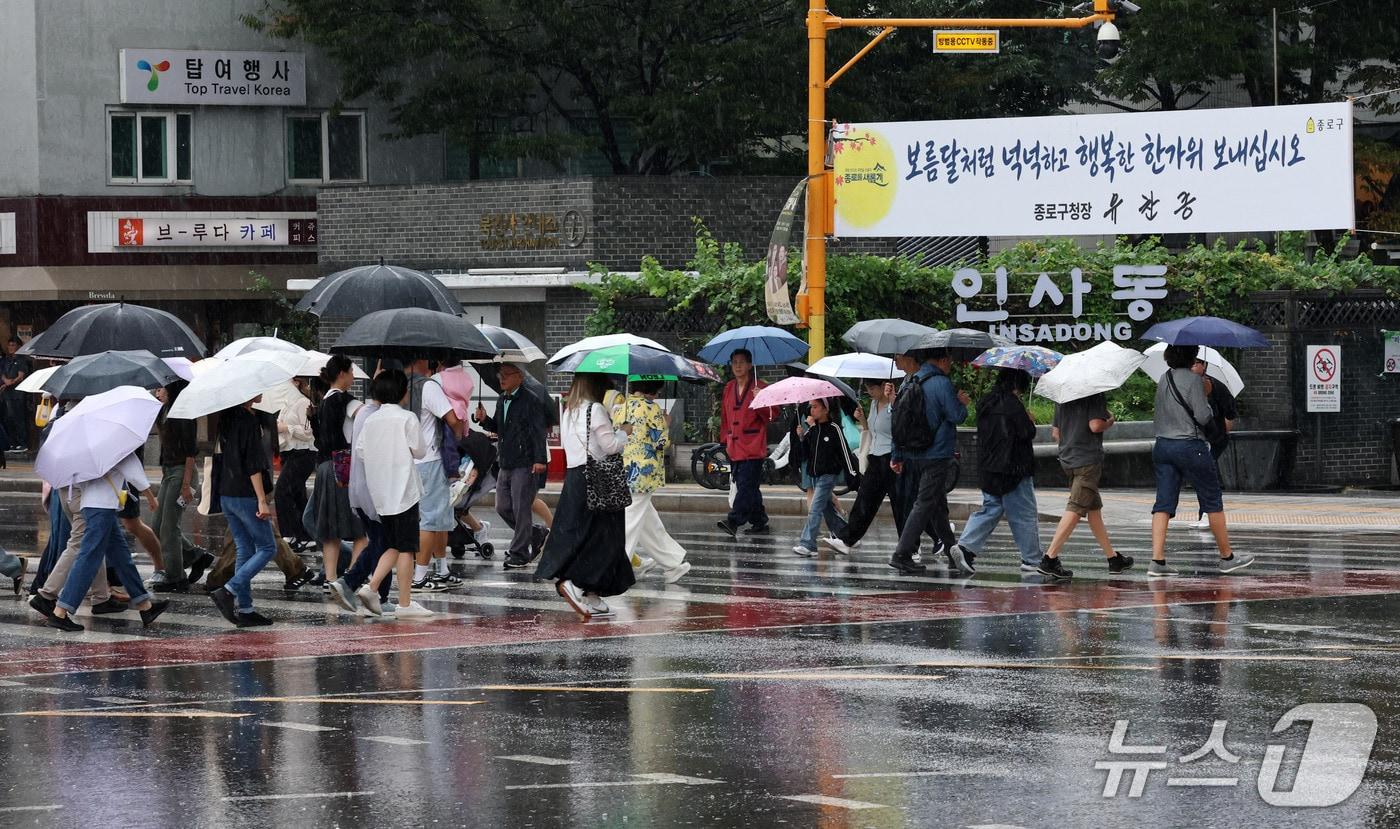 본문 이미지 - 비가 내리고 있는 25일 오후 서울 종로구 인사동 입구 횡단보도에서 우산을 쓴 시민들이 발걸음을 옮기고 있다. 2026.9.25 ⓒ 뉴스1 박세연 기자