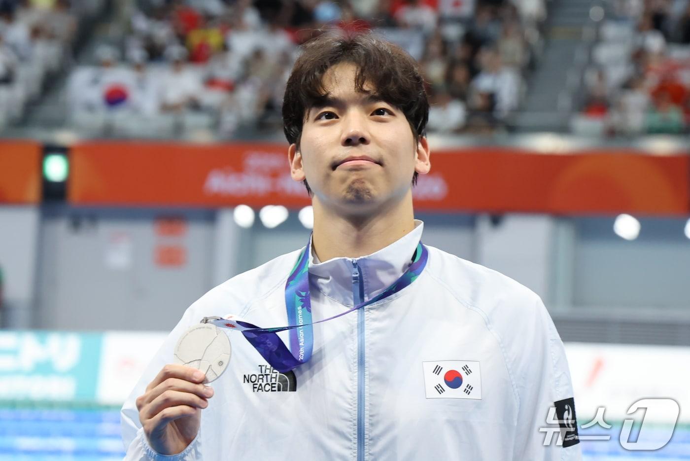 본문 이미지 - 대한민국 이주호가 25일 도쿄 아쿠아틱스 센터에서 열린 2026 아이치·나고야 아시안게임 남자 200m 배영 시상식에서 은메달을 들고 포즈를 취하고 있다. 2026.9.25 ⓒ 뉴스1 김민지 기자