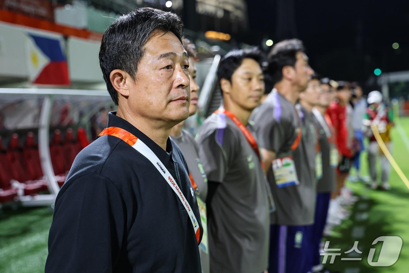 본문 이미지 - 25일 오후 일본 나고야 미즈호 파크 럭비 필드에서 열린 2026 아이치·나고야 아시안게임 남자축구 8강 대한민국과 베트남의 경기, 대한민국 이민성 감독이 그라운드를 바라보고 있다. 2026.9.25 ⓒ 뉴스1 김도우 기자