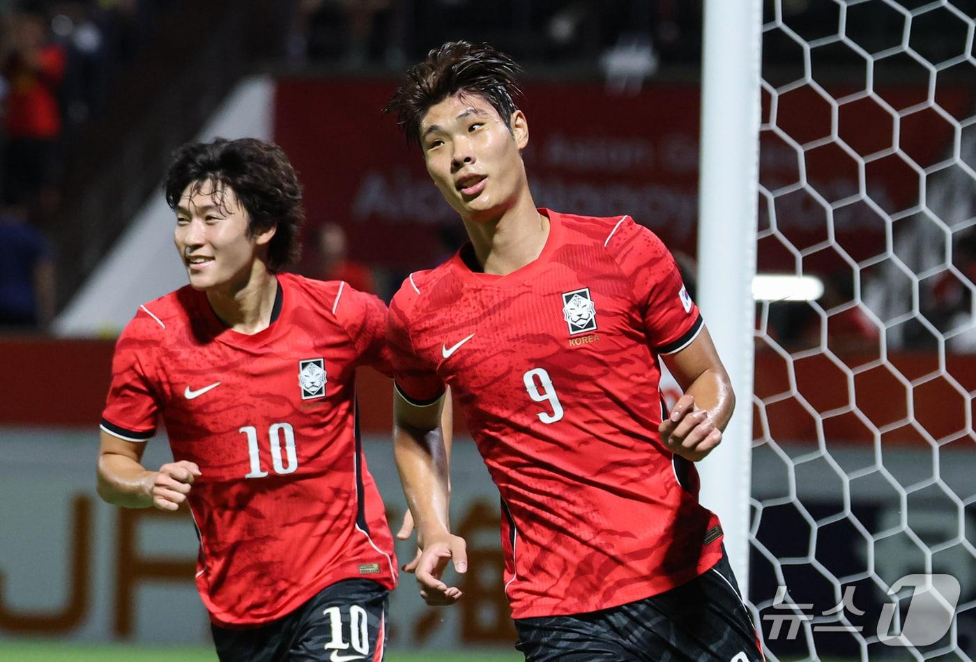 본문 이미지 - 25일 오후 일본 나고야 미즈호 파크 럭비 필드에서 열린 2026 아이치·나고야 아시안게임 남자축구 8강 대한민국과 베트남의 경기, 대한민국 이영준이 골을 넣고 기뻐하고 있다. 2026.9.25 ⓒ 뉴스1 김도우 기자