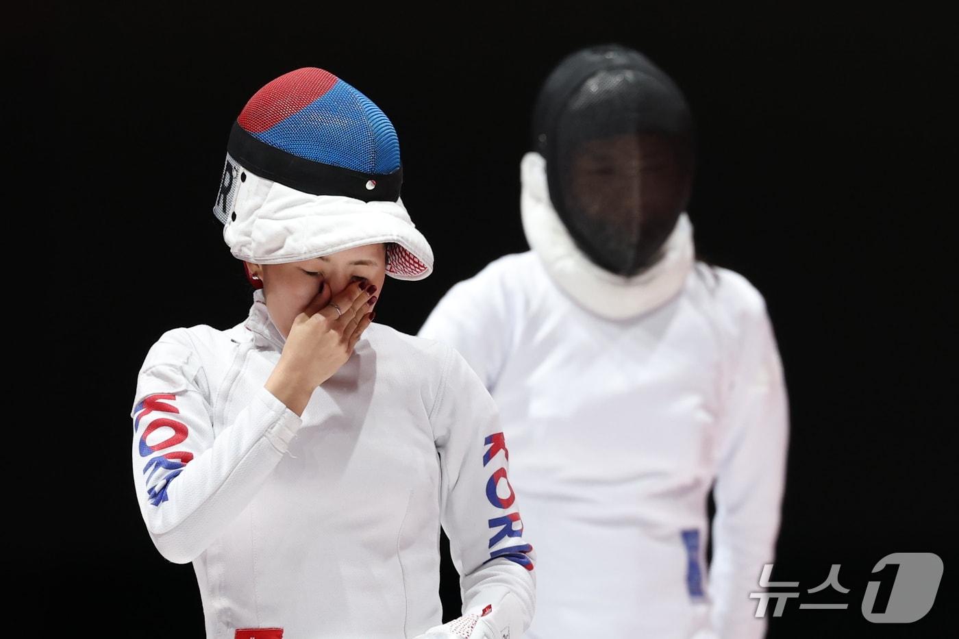 본문 이미지 - 대한민국 송세라가 25일 일본 아이치 스카이 엑스포홀에서 열린 2026 아이치·나고야 아시안게임 펜싱 여자 에페 단체전 결승전에서 중국에 실점 후 아쉬워하고 있다. 2026.9.25 ⓒ 뉴스1 안은나 기자