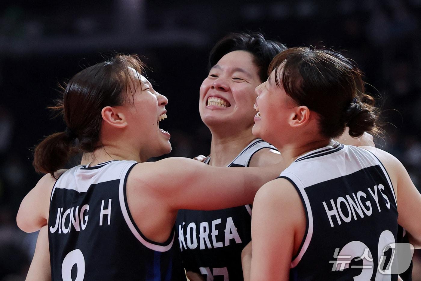 본문 이미지 - 한국 여자 농구 대표팀 선수들이 25일 일본 아이치 인터내셔널 아레나에서 열린 여자 농구 4강전에서 중국을 85대80으로 꺾은 후 기뻐하고 있다. ⓒ 로이터=뉴스1