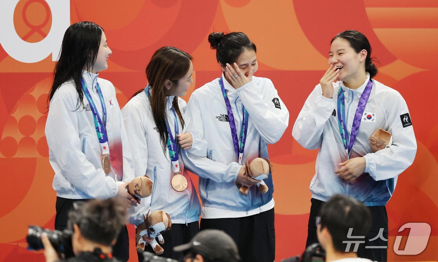 본문 이미지 - 25일 도쿄 아쿠아틱스 센터에서 열린 2026 아이치·나고야 아시안게임 여자 400m 계영 결승에서 동메달을 차지한 허연경(오른쪽부터), 안세현, 박시은, 김승원이 시상대에 올라 눈물을 보이고 있다. 2026.9.25 ⓒ 뉴스1 김민지 기자