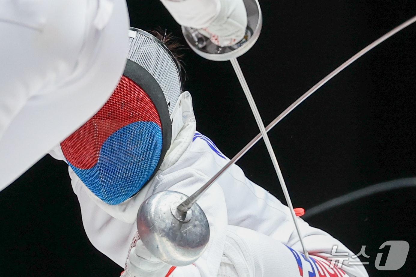본문 이미지 - 대한민국 송세라가 25일 일본 아이치 스카이 엑스포홀에서 열린 2026 아이치·나고야 아시안게임 펜싱 여자 에페 단체전 결승전에서 중국 탕줜야오와 맞대결을 펼치고 있다. 2026.9.25 ⓒ 뉴스1 안은나 기자