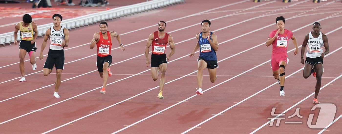본문 이미지 - 대한민국 나마디 조엘진(왼쪽 두 번째)과 비웨사 다니엘 가사마(오른쪽 첫번째)가 25일 일본 나고야 미즈호공원 육상경기장에서 열린 2026 아이치·나고야 아시안게임 남자 100m 결선에서 역주하고 있다. 2026.9.25 ⓒ 뉴스1 김도우 기자