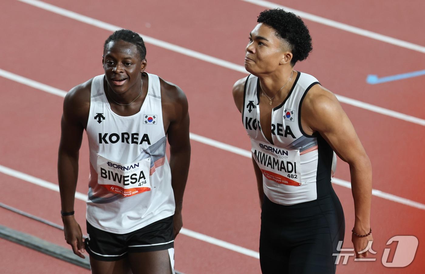 본문 이미지 - 대한민국 나마디 조엘진과 비웨사 다니엘 가사마가 25일 일본 나고야 미즈호공원 육상경기장에서 열린 2026 아이치·나고야 아시안게임 남자 100m 결선을 마치고 이동하고 있다. 2026.9.25 ⓒ 뉴스1 김도우 기자