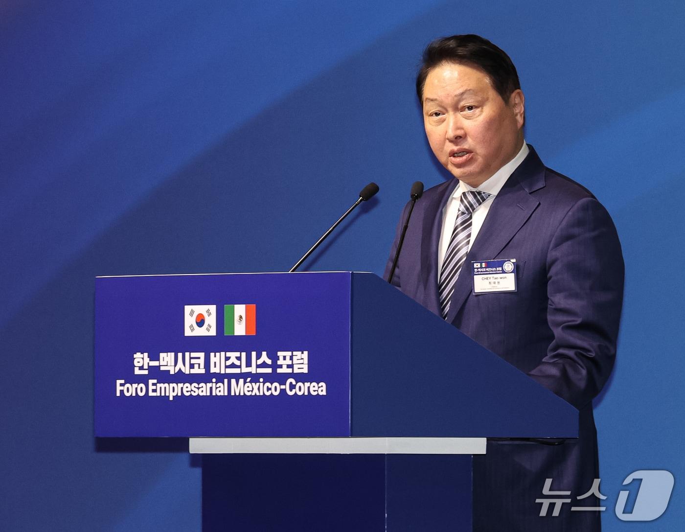 본문 이미지 - 최태원 대한상의 회장이 25일(현지시간) 멕시코 멕시코시티 월드트레이드센터에서 열린 한·멕시코 비즈니스포럼에서 발언을 하고 있다. 2026.9.26 ⓒ 뉴스1 허경 기자