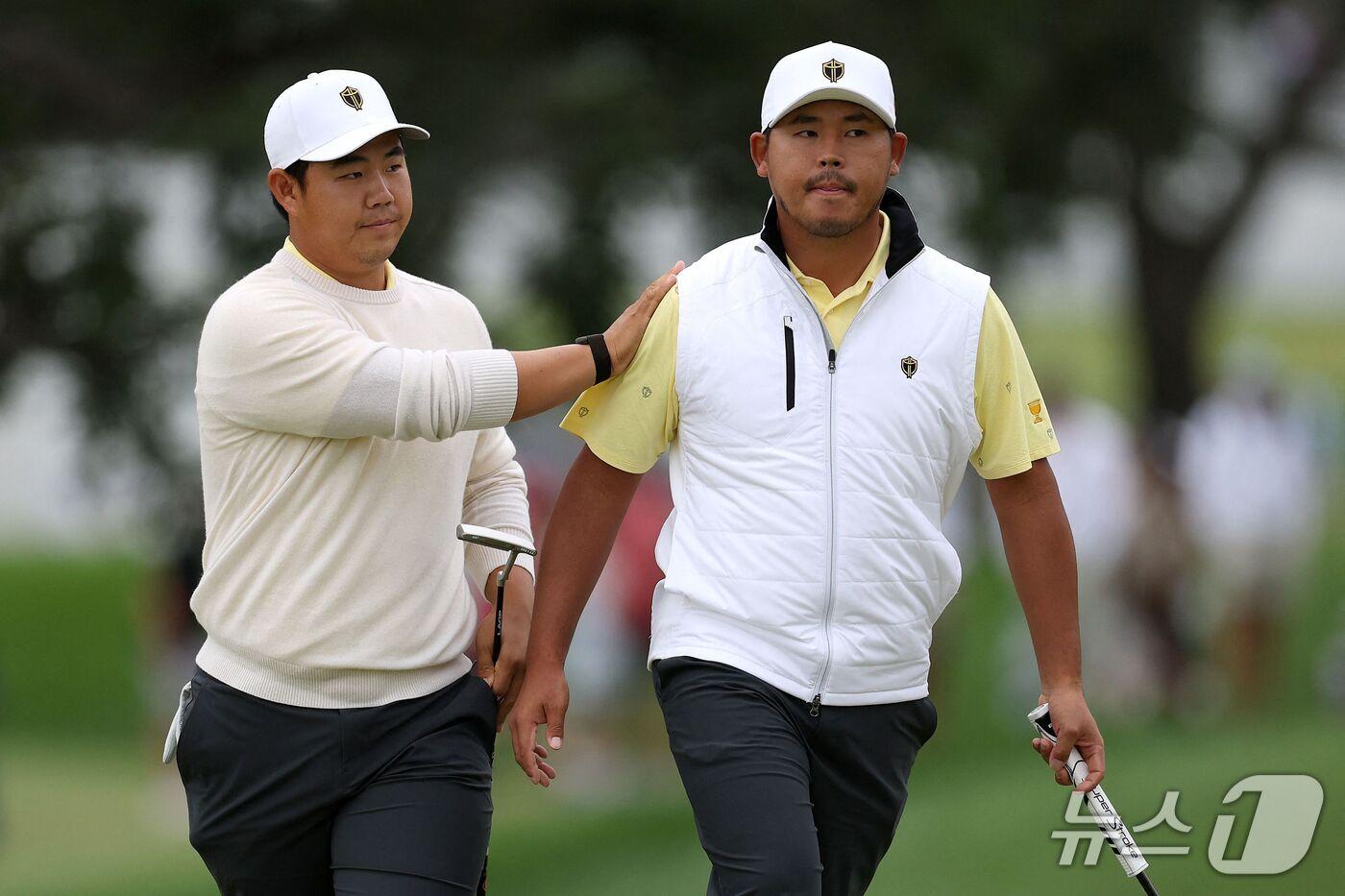 본문 이미지 - 프레지던츠컵에 출전한 김시우(오른쪽)와 김주형.  ⓒ AFP=뉴스1