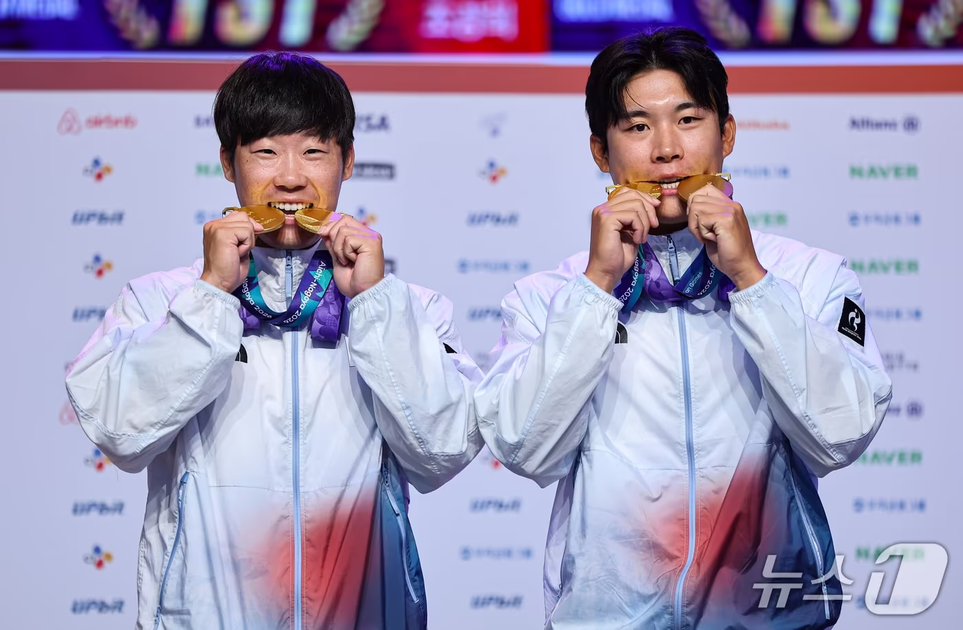본문 이미지 - 카약 조광희(왼쪽)와 김효빈이 26일 일본 나고야 코리안하우스에서 열린 금메달리스트 기자회견에서 기념 촬영을 하고 있다. 2026.9.26 ⓒ 뉴스1 김도우 기자