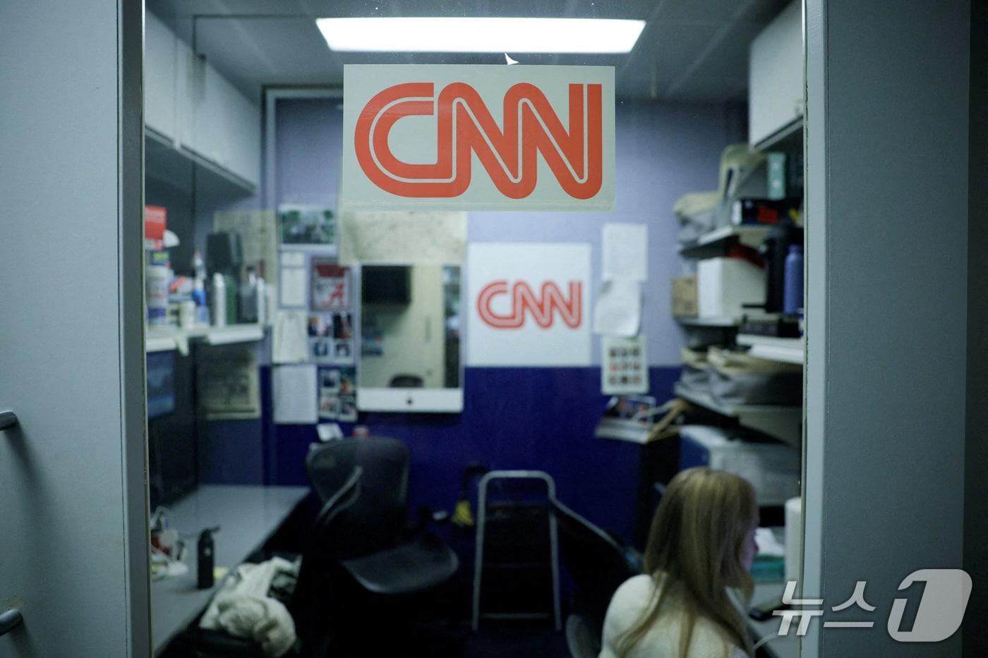 본문 이미지 - 도널드 트럼프 미국 대통령이 워싱턴 DC 백악관에서 CNN, MS나우, 폴리티코의 백악관 출입을 금지한다고 발표한 뒤 백악관 내 CNN 부스 모습. 2026.09.18. ⓒ 로이터=뉴스1  
